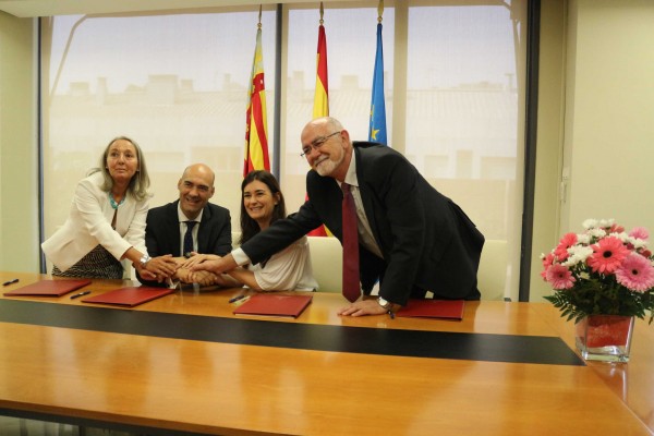 Montón estrecha la mano de los farmacéuticos asegurando el pago en 30 días