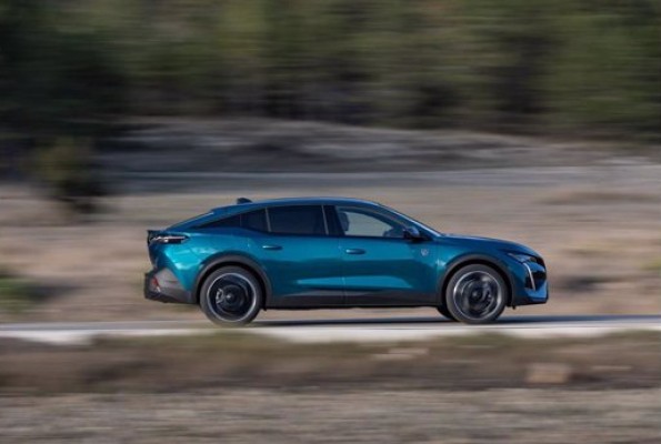 Peugeot incorpora la hibridación suave a su línea del 408