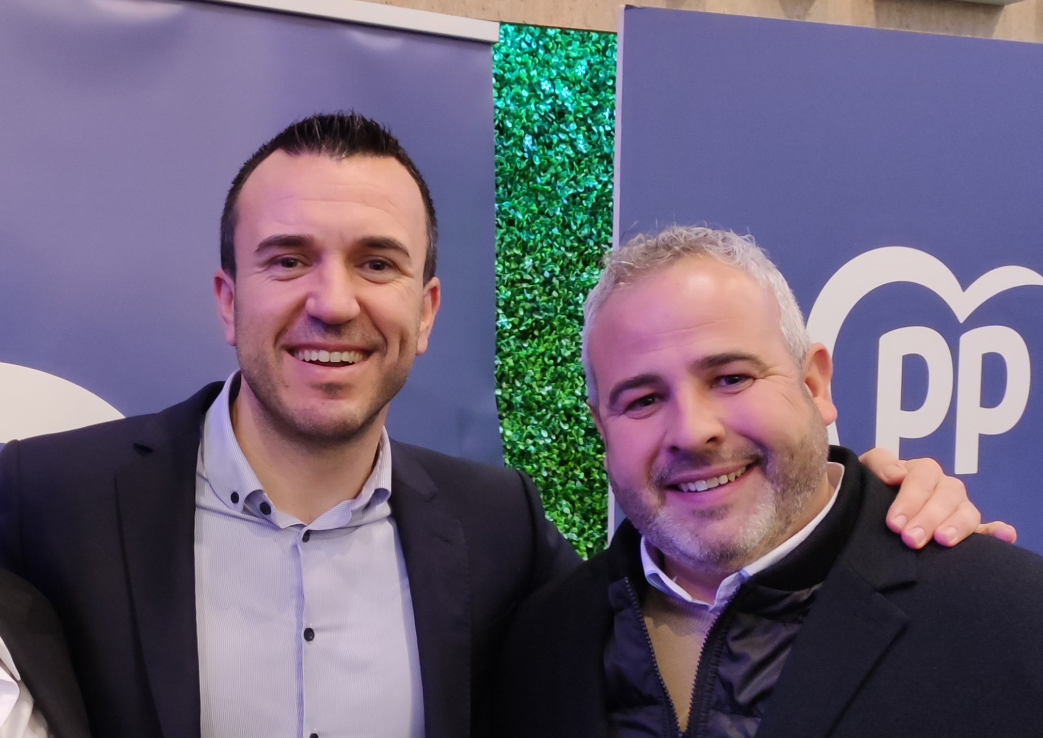 Gonzalo Catalá, a la izquierda, en su nombramiento como coordinador del PP en la Vall d´Albaida por parte de Vicent Mompó. - 