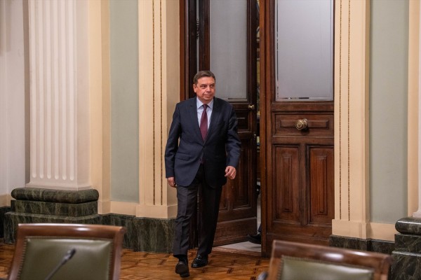 Planas anuncia una agencia de control alimentario y más restricciones a las importaciones de terceros