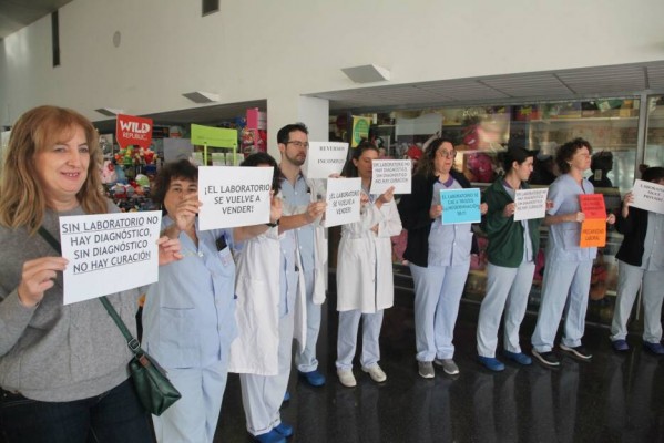 Personal del laboratorio del Hospital Dénia pide la reversión en una campaña en Change.org
