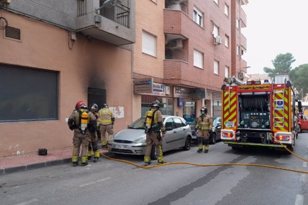 El humo del incendio de un garaje de motos provoca que los vecinos sean confinados en Molina