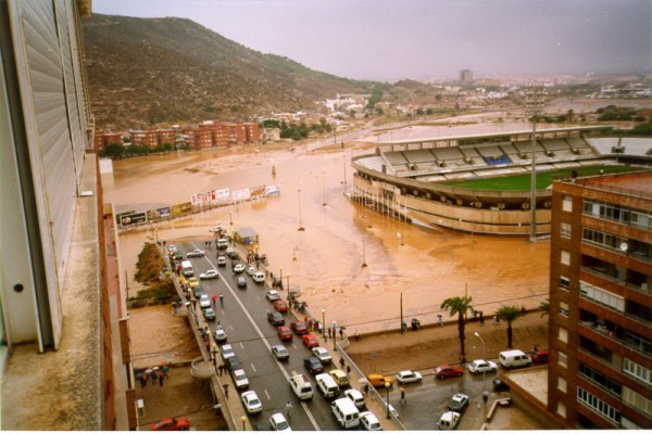 Muros de dos metros, zanjas de infiltración y barreras temporales, las soluciones previstas para evitar la recurrente inundación del Cartagonova

