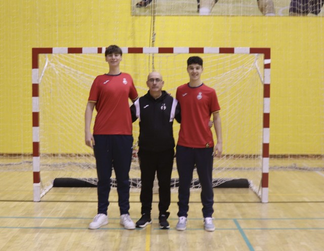 Los jóvenes Antonio López, Iván Martínez y Rodrigo Jordán, en Sierra Nevada con la RFEBM 