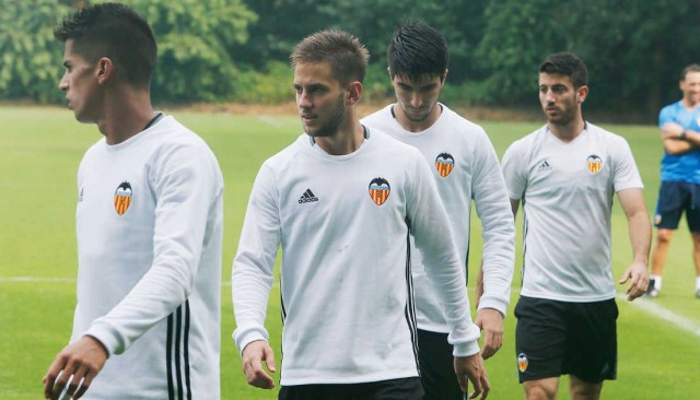 El Valencia CF entrena bajo la lluvia para preparar el amistoso contra el Feyenoord