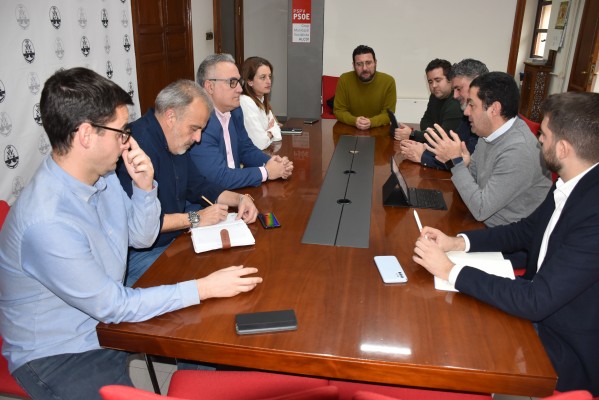 Alcoy, Ibi, Cocentaina y Muro protestan por los cambios en la línea de autobús a València