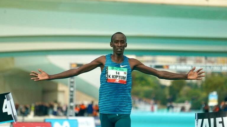 Detienen a tres hombres que visitaron la casa del atleta keniano Kiptum antes de su muerte
