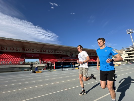 Los hermanos Brownlee preparan la temporada un año más en La Nucía

