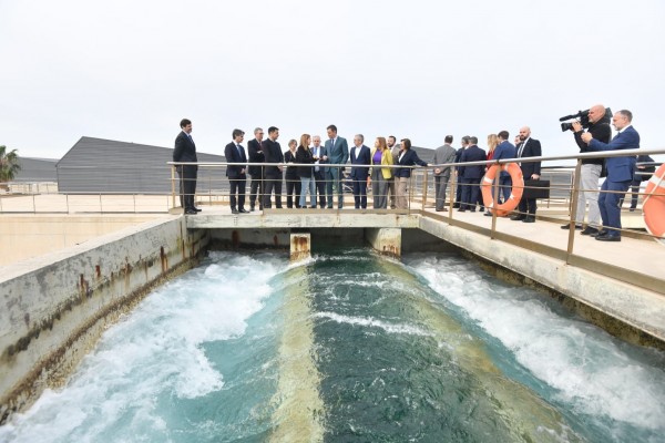 Sánchez anuncia la ampliación de la desalinizadora de Torrevieja con una planta solar para abaratar el agua