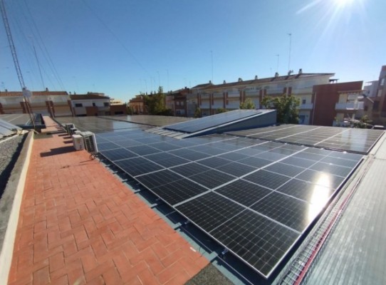 Las nuevas placas solares de la piscina cubierta de Burriana reducen el gasto eléctrico en un tercio 