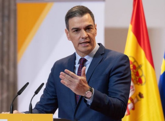 Pedro Sánchez visita la desalinizadora de Torrevieja; el alcalde exigirá las obras pendientes