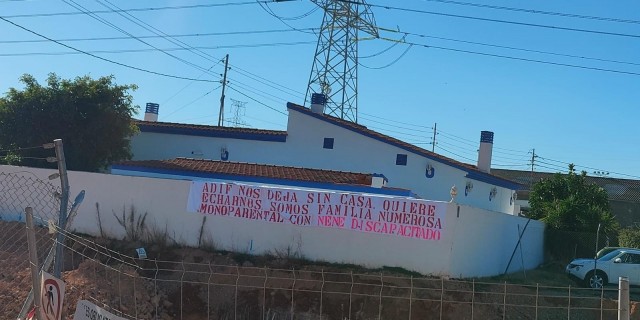 Una familia se resiste al desalojo de su vivienda por las obras del acceso sur al puerto de Castelló