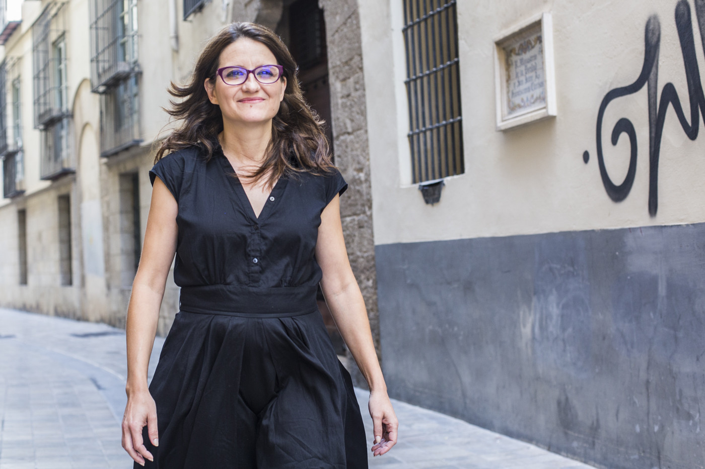 Mónica Oltra en pleno barrio del Carmen, cerca de la Plaza Nules. EVA MÁÑEZ - 