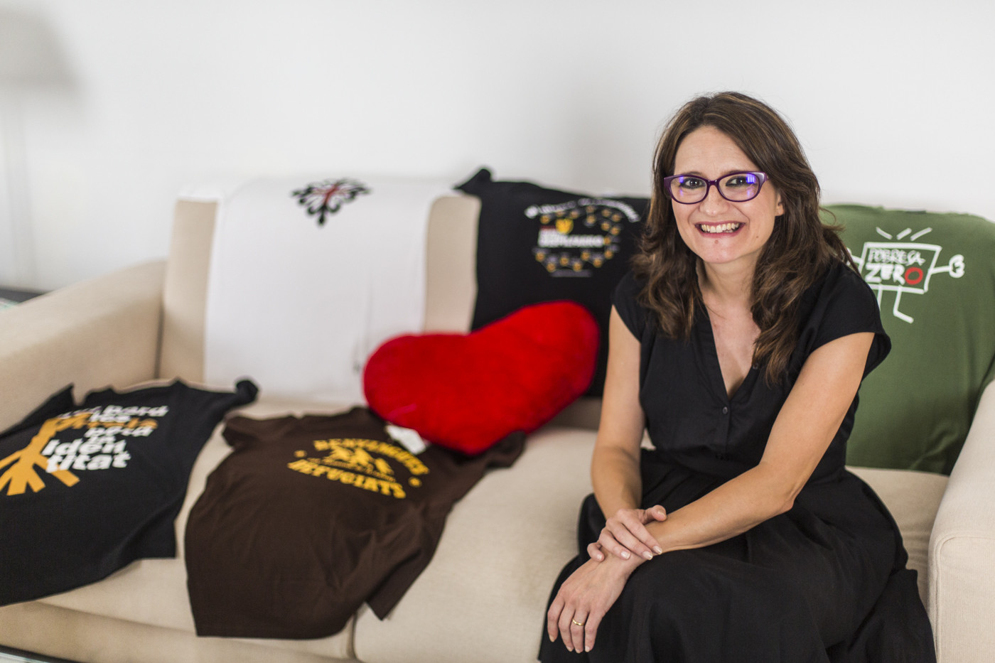 Mónica Oltra en su despacho junto algunas de las camisetas que recibe. EVA MÁÑEZ - 