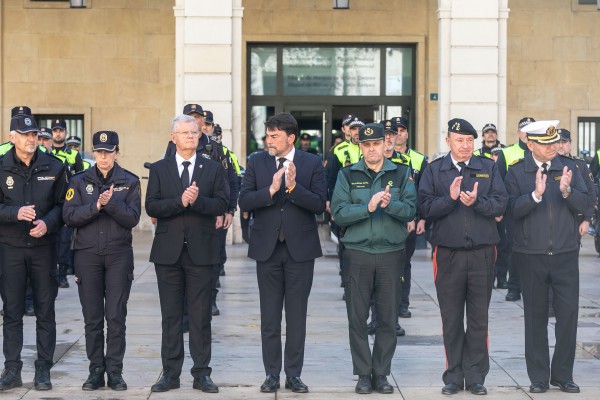 Minuto de silencio en Alicante por los dos guardias civiles arrollados por narcotraficantes en Barbate