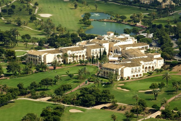 El uso gratuito de los campos de golf de La Manga compromete la supervivencia de 61 empleos