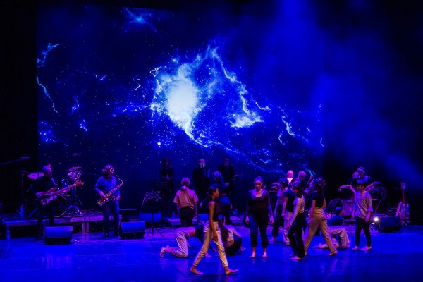 Una docena de músicos y 100 bailarines recuperan canciones de Pink Floyd en Rambleta