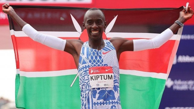 El padre del atleta keniano Kelvin Kiptum pide una investigación sobre su muerte