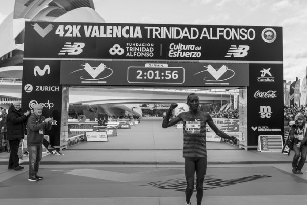 El Maratón Valencia se despide de Kiptum, el primero que bajó en España de 2h02:00 en 2022