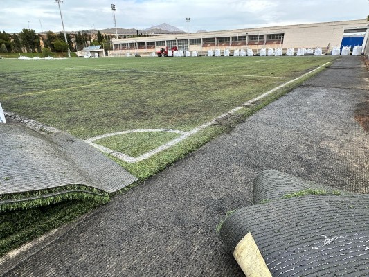 El Campello renueva el césped del campo de fútbol de El Vincle