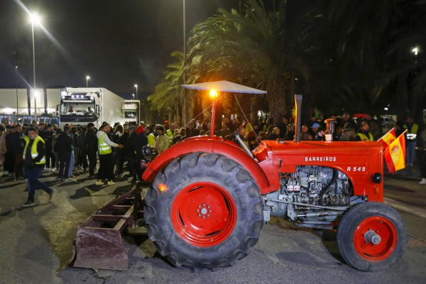 Un grupo de agricultores bloquea durante unas horas los accesos a polígono de San Isidro 