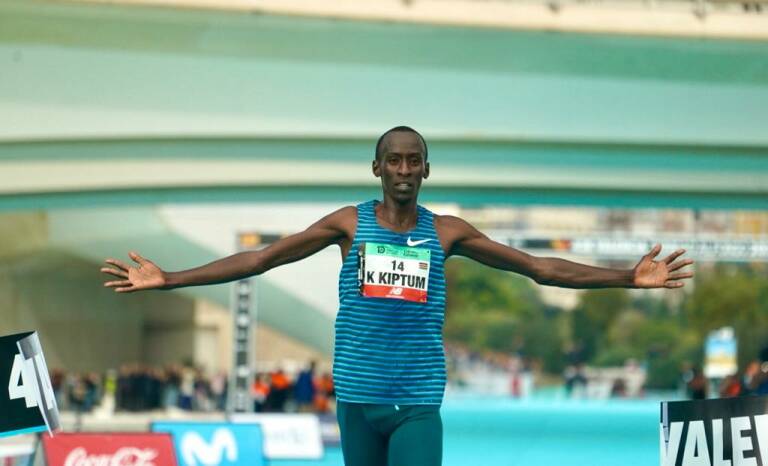 Muere Kelvin Kiptum, plusmarquista mundial de maratón, en un accidente de tráfico en Kenia