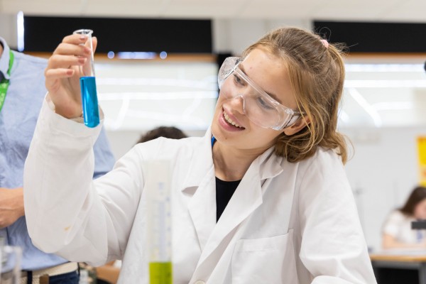 Científicas alicantinas destacan la relevante contribución de las mujeres a las profesiones STEM
