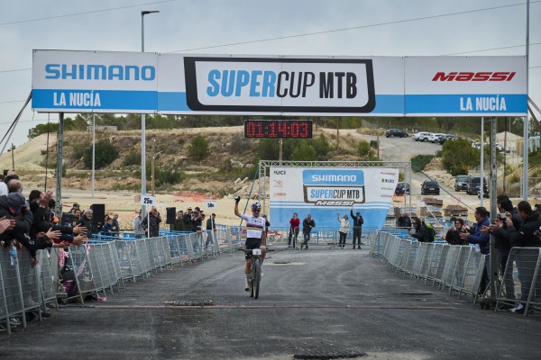 El campeón del Mundo Tom Pidcock vence en la 'Shimano Super Cup Massi La Nucía'
