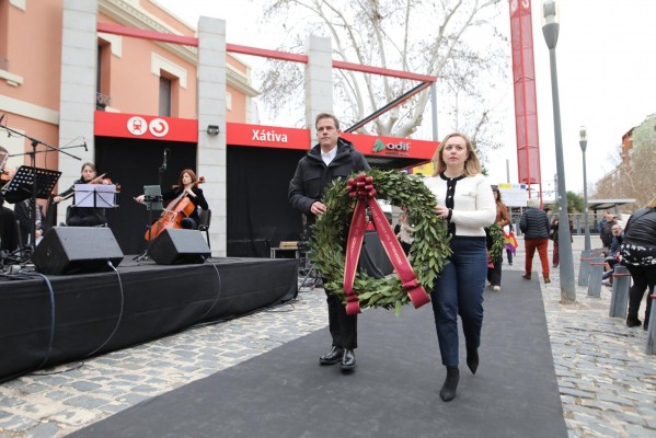 Claveles para homenajear a las víctimas del bombardeo de la estación de tren de Xàtiva