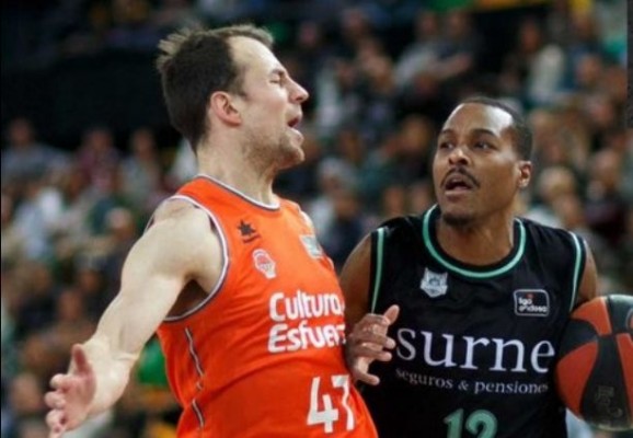 Valencia Basket frena en la carrera por la cuarta plaza en Bilbao
