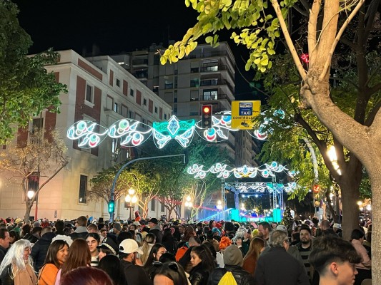 Unas 60.000 personas desafían al viento y disfrutan del carnaval en Alicante