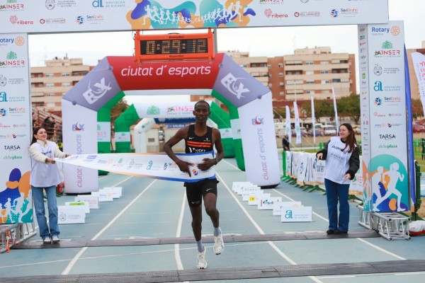 Eric Nzambimana y Johanna Ardel se imponen en 10K Rotary 2024 de Elche