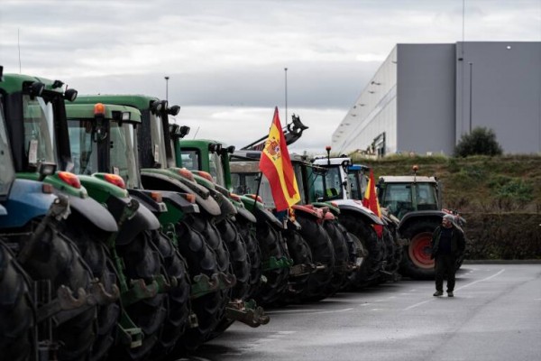 Cortes de carreteras en el primer día de paro indefinido de transportistas y agricultores
