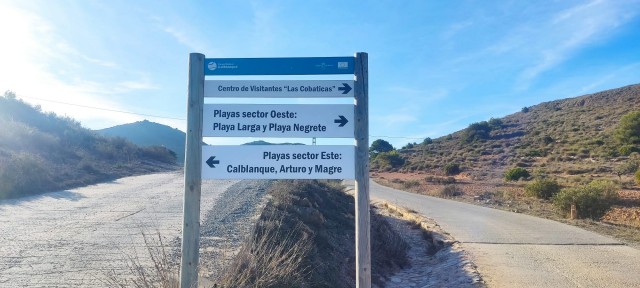 Renovada la cartelería, señales e información de accesos a la playa en el Parque Regional de Calblanque