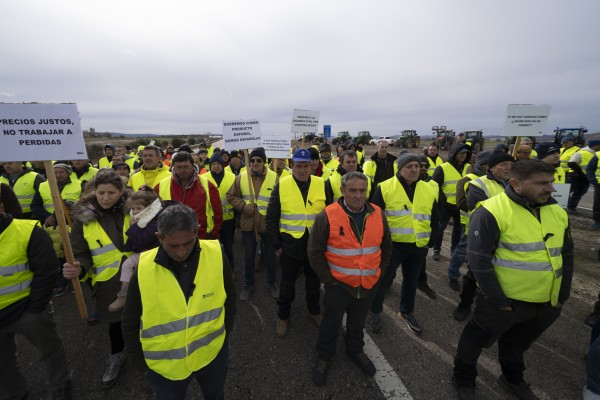 Cortes de carreteras en el primer día de paro indefinido de transportistas y agricultores