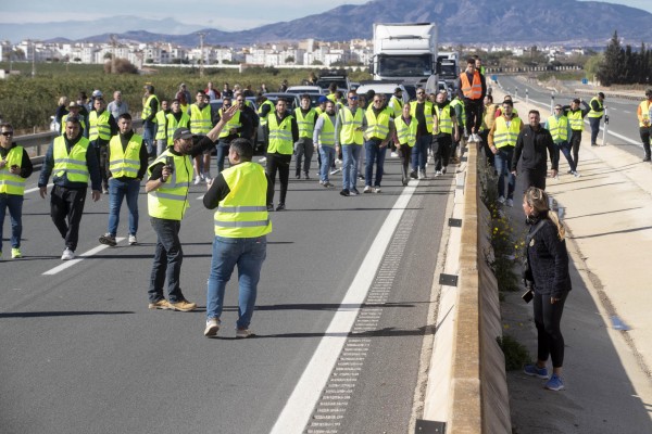 Abandonan la protesta los agricultores del campo de Cartagena que han cortado el tráfico en la N-332 de La Zenia