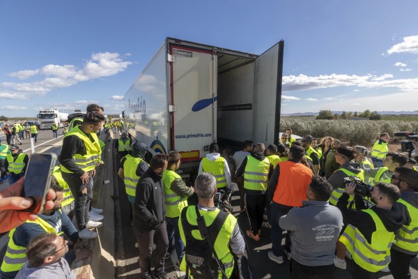 Quinta jornada de protestas agrarias sin incidentes, con cortes viarios por toda España