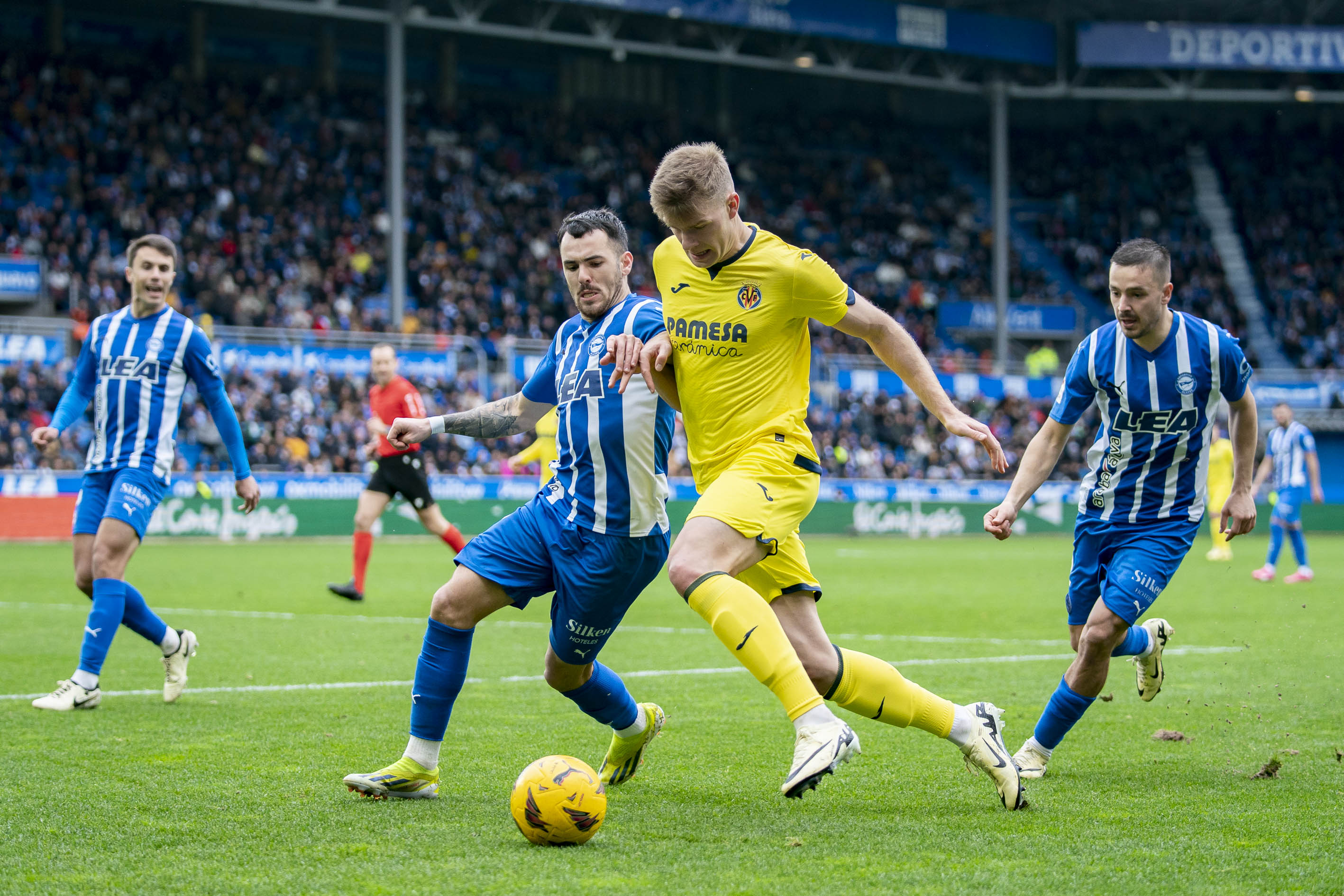 Álex Sola y Alexander Sørloth pelean por el balón en Mendizorroza. VILLARREAL CF - 
