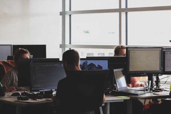 La IA generativa empieza a trabajar en las oficinas españolas para mejorar la eficiencia