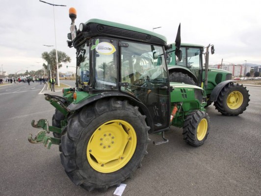 La Guardia Civil restablece la circulación en la AP-7, que ha sido cortada por un centenar de agricultores  
