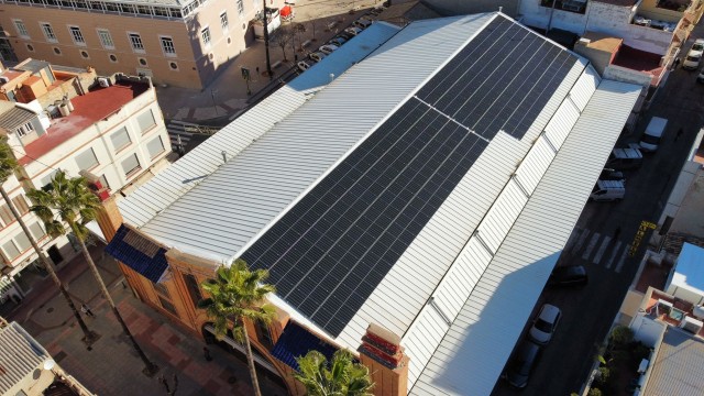 Burriana acondiciona la fachada de su mercado municipal: retira las plantas e instala placas solares