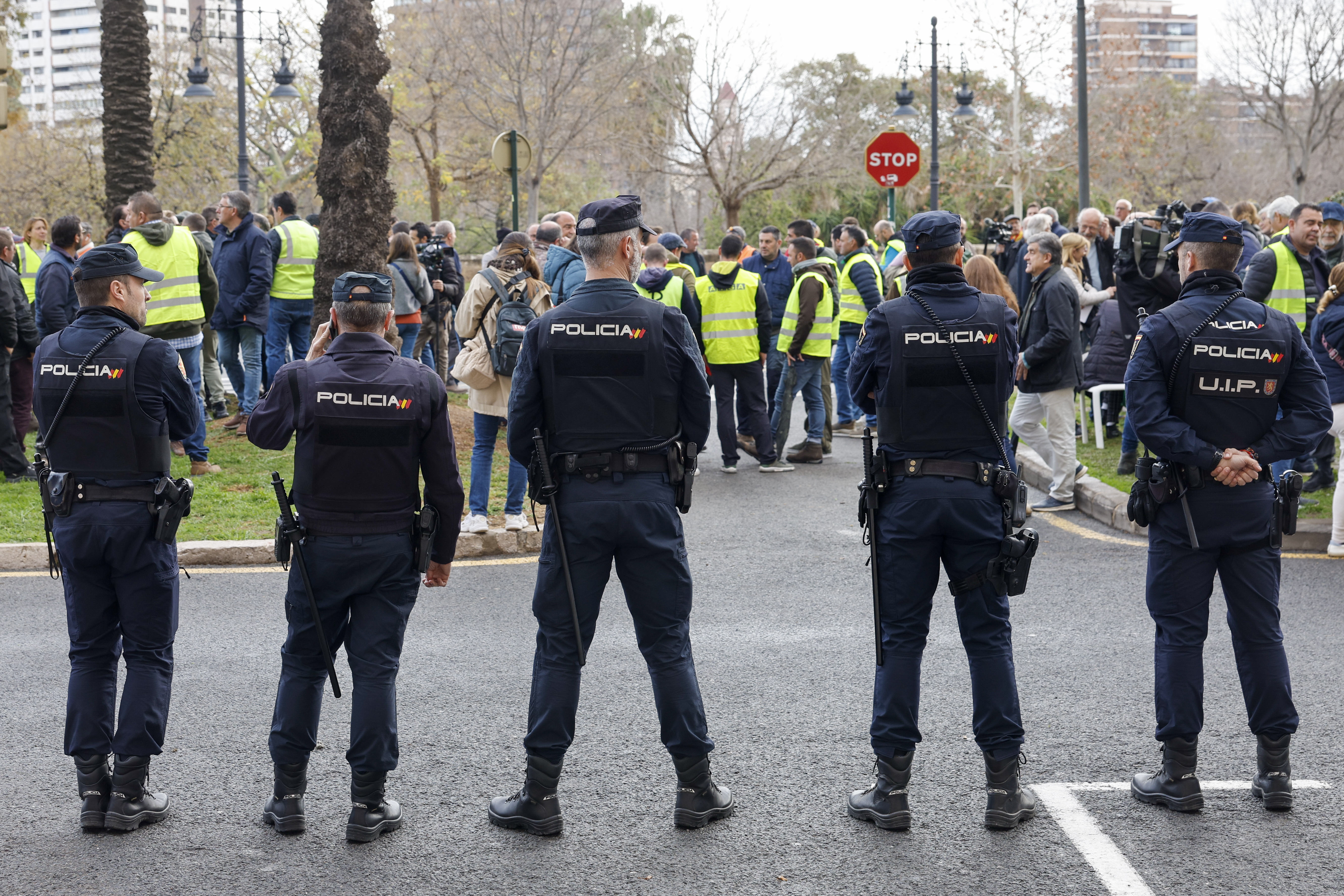 Agentes de la Policía Nacional monta guardia ante la sede de la Delegación. Foto: EFE/KAI FÖRSTERLING - 