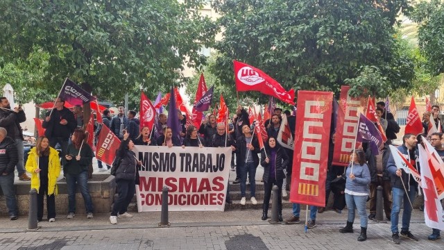 Los trabajadores de las ITV protestan por incumplimiento salarial y harán huelga el lunes
