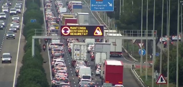 Las protestas de los agricultores cortan la A-7 en Massalavés y el resto de carreteras ya están abiertas
