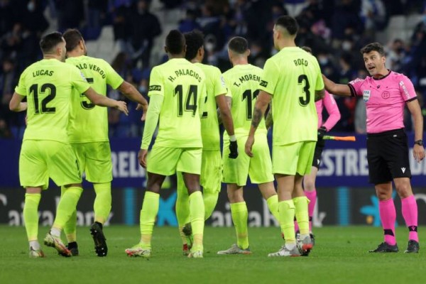 El fútbol introducirá las tarjetas azules para expulsar por diez minutos a infractores
