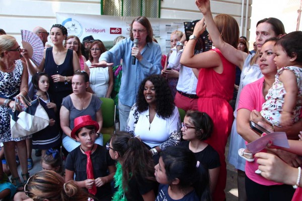 Gloria Gaynor se emociona en Valencia con un centenar de pequeños artistas 