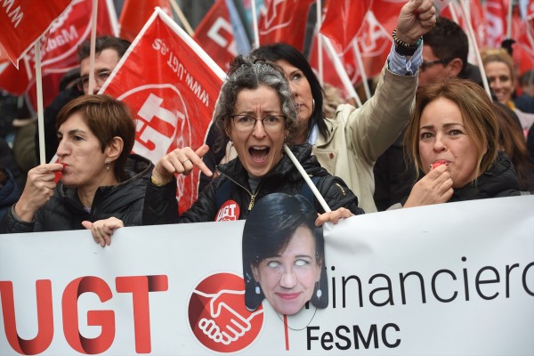 Miles de empleados de banca se manifiestan en las calles de Madrid para pedir subidas salariales
