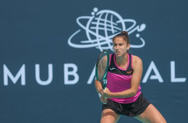 Sara Sorribes se retira en octavos de Abu Dabi por un problema en el pulgar derecho