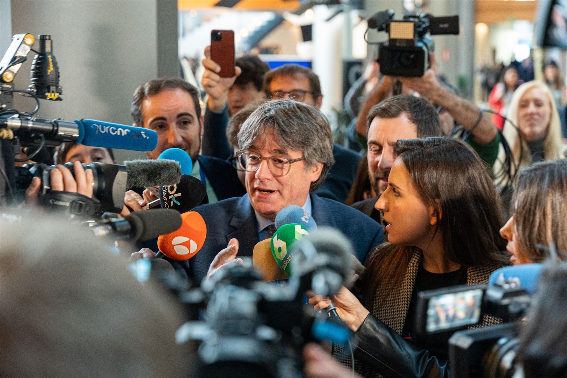 La Eurocámara apunta a los lazos de Puigdemont con Moscú y pide investigación interna y en España

