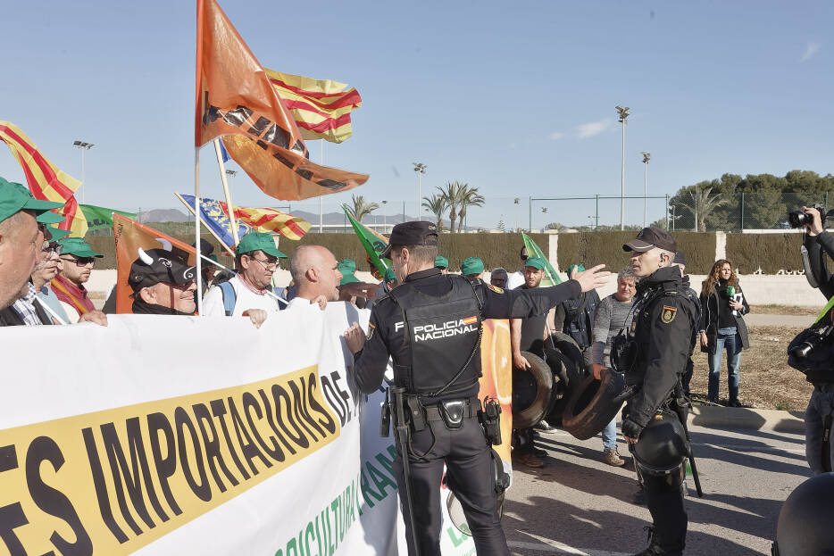 El PP pide la dimisión de García Valls y Compromís pregunta por el desalojo de agricultores en Castelló